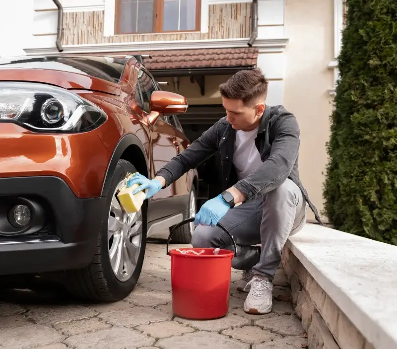 Lavage auto à domicile Guenrouet : professionnel intervenant sur un véhicule